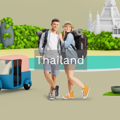 Rucksackreisende am Strand in Thailand -  Gut vorbereitet dank Reiseimpfcheck